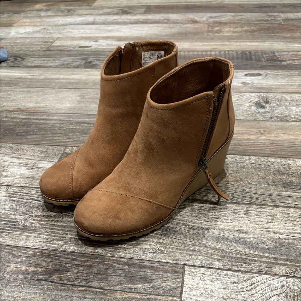 Tom’s wedge boots